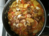 Patatas con costillas de cerdo y almejas