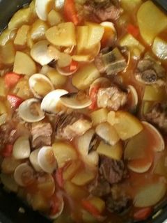 Una foto de Patatas con costillas de cerdo y almejas