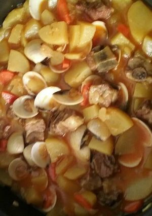 Una foto de Patatas con costillas de cerdo y almejas