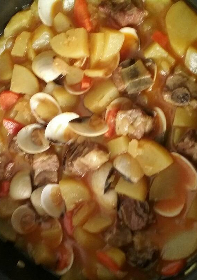 Una foto de Patatas con costillas de cerdo y almejas