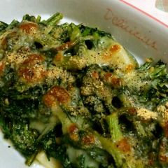 A picture of Easy and Delicious Chrysanthemum Leaves Baked with Parmesan Cheese.