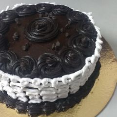 A picture of Vanilla sponge with chocolate ganache.