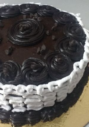 A picture of Vanilla sponge with chocolate ganache.