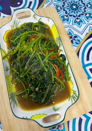 รูปของ ยอดใบมันเทศผัดน้ำพริกเผา/Stir Fried Sweet Potato Leaves with Thai Chili Paste