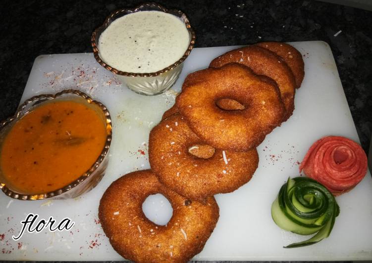 Easy Meal Ideas of Medu vada with sambhar and coconut chutney