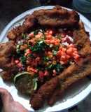 Pescado empanizado con pico de gallo y salsa