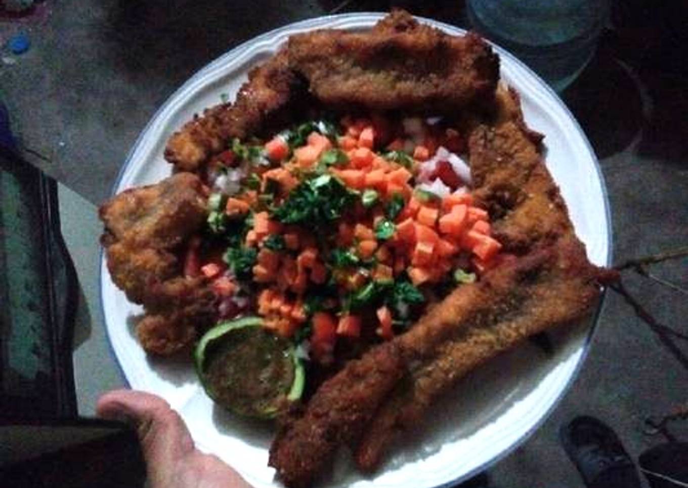 Pescado empanizado con pico de gallo y salsa