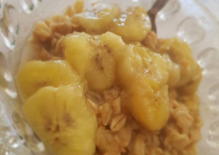 Porridge di avena con banane caramellate e burro di arachidi