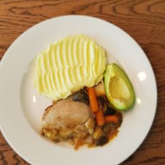 A picture of Stewed chicken thighs with mashed potatoes.