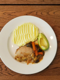 A picture of Stewed chicken thighs with mashed potatoes.