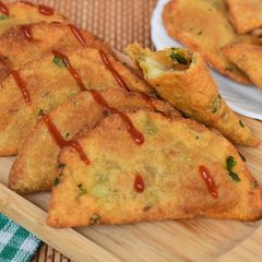 A picture of Cheesy Masala Poori.