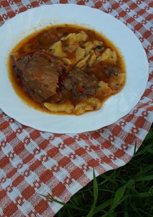 O poză a rețetei Gulaș de porc cu găluște.