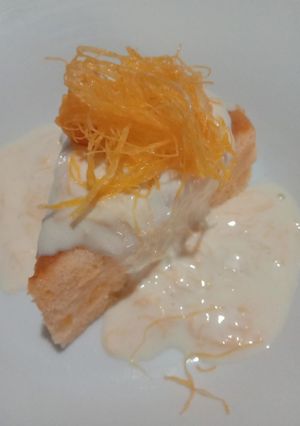 รูปของ ชิฟฟ่อนเค้กส้มครีมกะทิลาวาฝอยทอง (Orange Chiffon Cake Topped with Coconut Lava Cream)