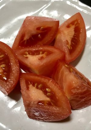 A picture of How to Cut Tomatoes Without Crushing the Seeds.