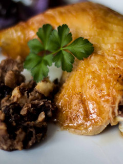 Una foto de Pollo relleno de castañas, manzanas y ciruelas