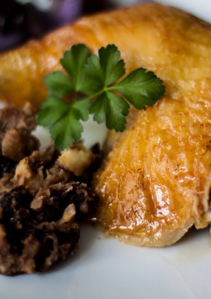 Una foto de Pollo relleno de castañas, manzanas y ciruelas