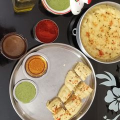 A picture of Besan and sooji dhokla.