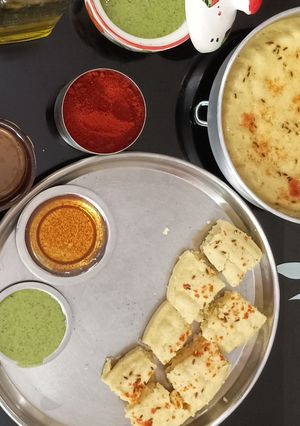 A picture of Besan and sooji dhokla.