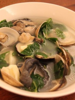 塔香蒜頭蛤蜊烏骨雞湯 的食譜成品照片