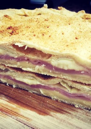 Una foto de Torta de jamón, queso lover y queso camembert