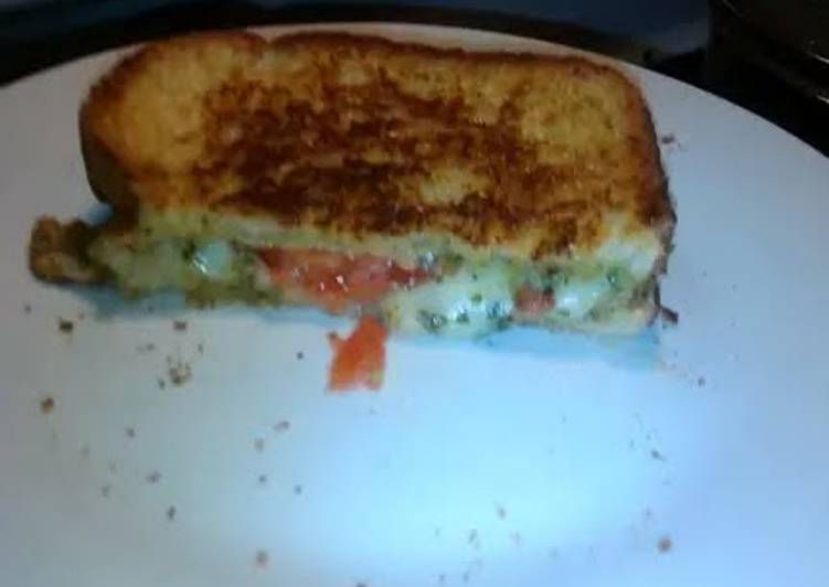 Recipe of Super Quick Homemade Grilled Cheese with pesto &amp; mozzarella