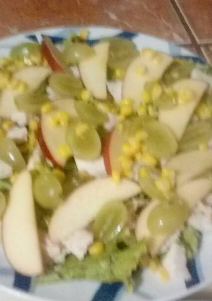 Una foto de Ensalada de manzana y uvas