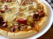 A picture of cheesy mayo pizza