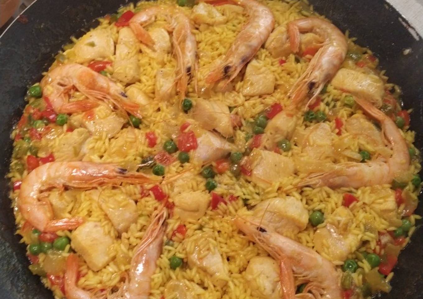 Paella de pollo con langostinos