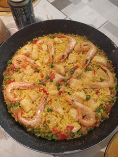 Una foto de Paella de pollo con langostinos