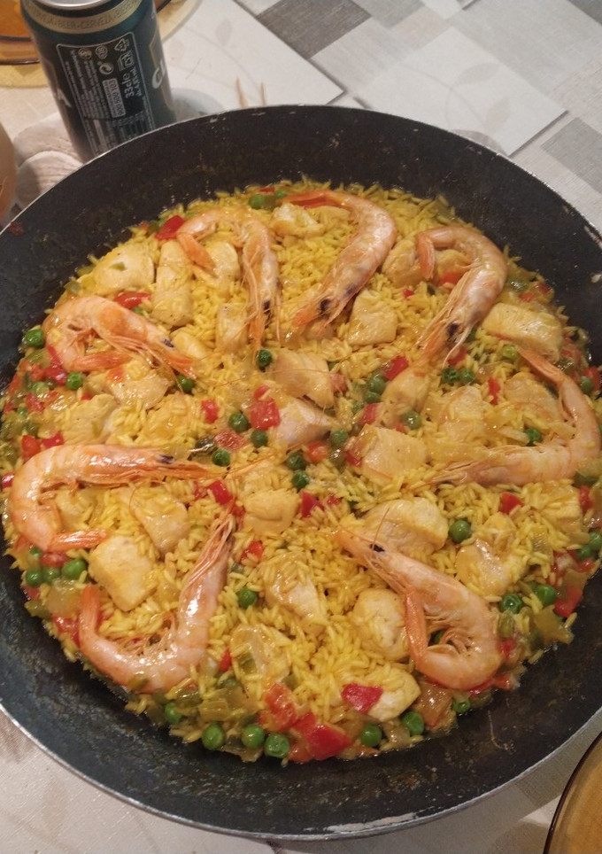 Una foto de Paella de pollo con langostinos
