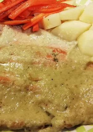 Una foto de Trucha con salsa de finas hierbas, papa y zanahoria caramelizada