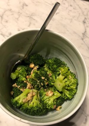 Une photo de Salade de brocoli tiède aux noix de Cajou