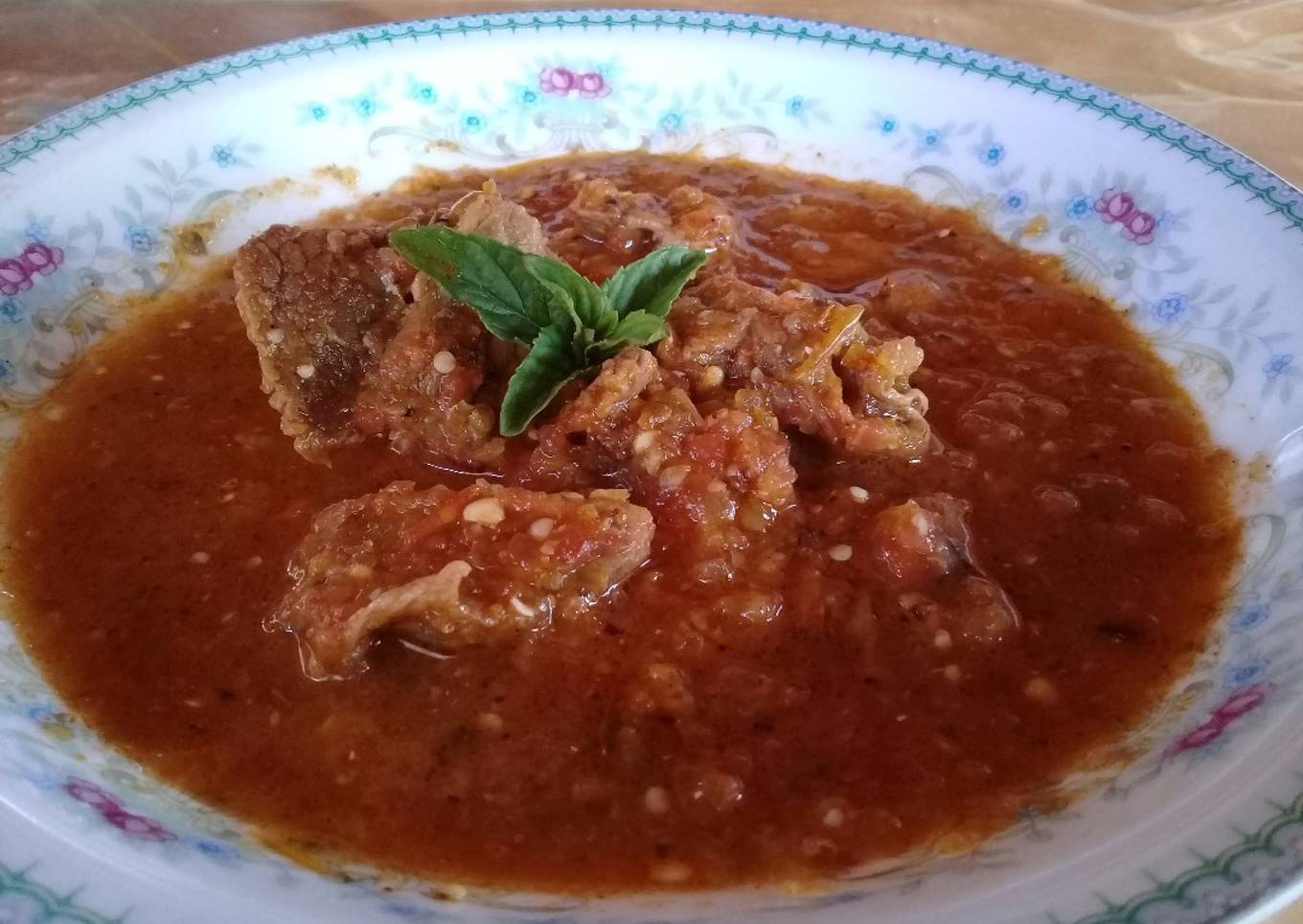 Bistec de res en salsa con tomatitos silvestres 🍽