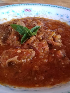 Una foto de Bistec de res en salsa con tomatitos silvestres 🍽