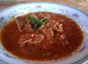 Una foto de Bistec de res en salsa con tomatitos silvestres 🍽