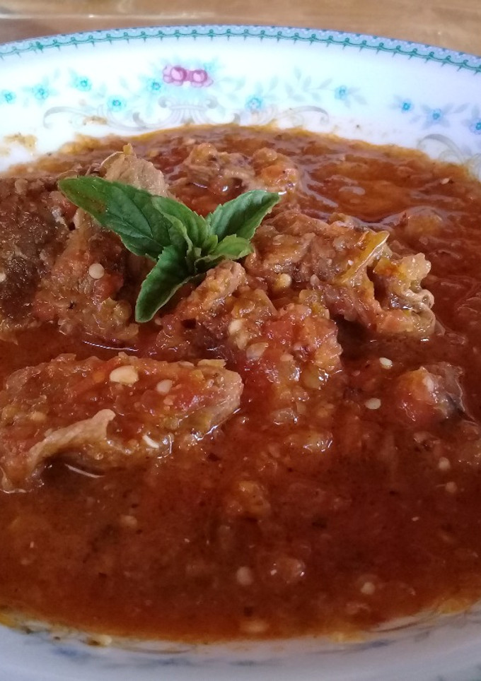 Una foto de Bistec de res en salsa con tomatitos silvestres 🍽