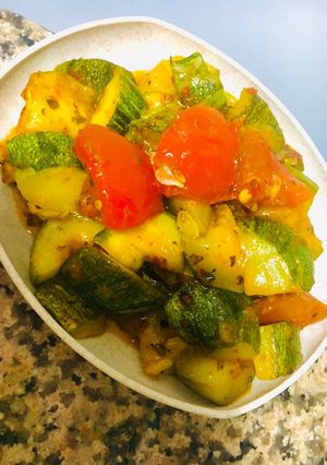 Una foto de REVUELTO DE ZUCHINIS Y TOMATE 🍅😋🤗😉