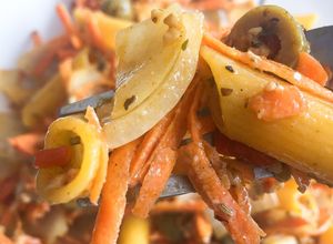 Una foto de Pasta de 🌽 con salteado veggie y especias italianas 🍝