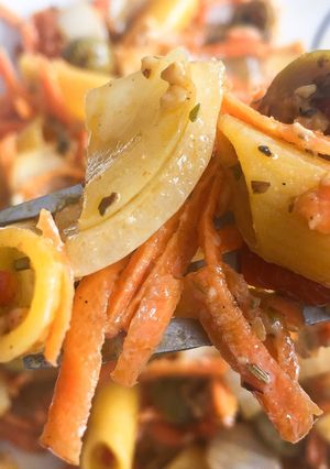 Una foto de Pasta de 🌽 con salteado veggie y especias italianas 🍝