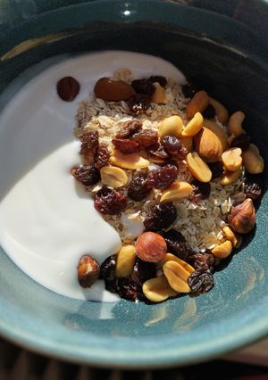 Joghurtos zab diákcsemegével recept fotója
