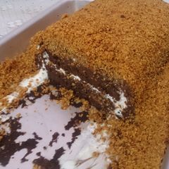 A picture of Ponny's Choco ganache cake with almond crumble.
