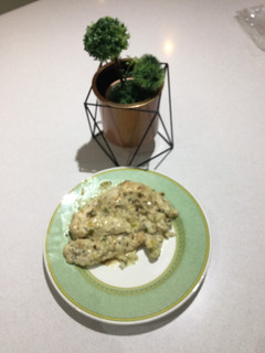 Una foto de Filetes de Pechuga de Pollo con Salsa de Puerro y Coliflor