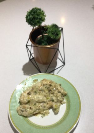 Una foto de Filetes de Pechuga de Pollo con Salsa de Puerro y Coliflor
