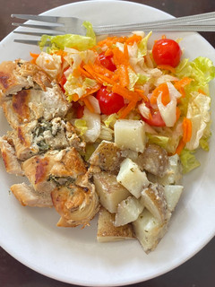 Una foto de Pechuga rellena de queso crema whipped y espinacas