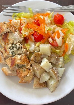 Una foto de Pechuga rellena de queso crema whipped y espinacas