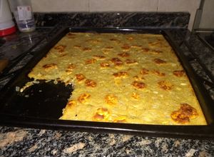 Una foto de Fainá rellena con cebolla y queso