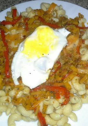 Una foto de Fideos con salteado de verduras y huevo