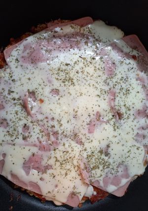 Una foto de Pizza con masa de avena y chía