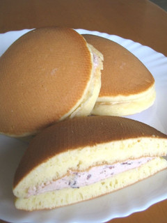 A picture of Dorayaki Cream-Filled.