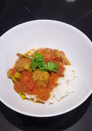 Una foto de Albondigas especiadas en salsa de tomate con espárragos